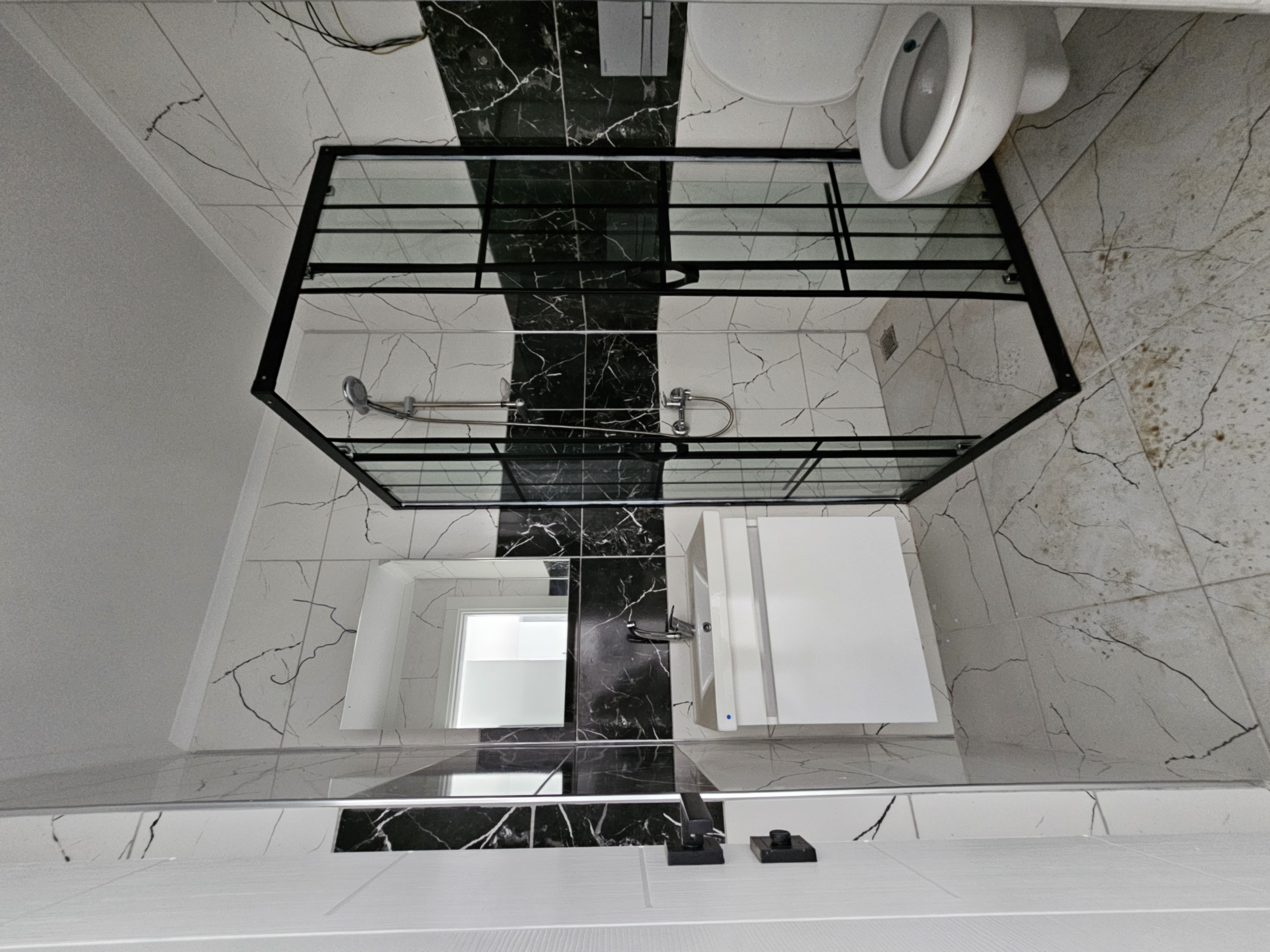 (1+1) - Aqua Residence